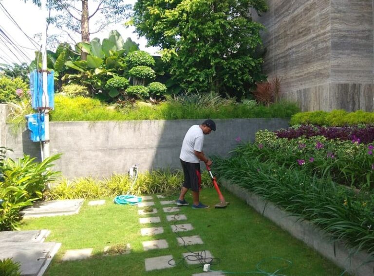 Pendampingan dan Edukasi Perawatan Taman di Surabaya